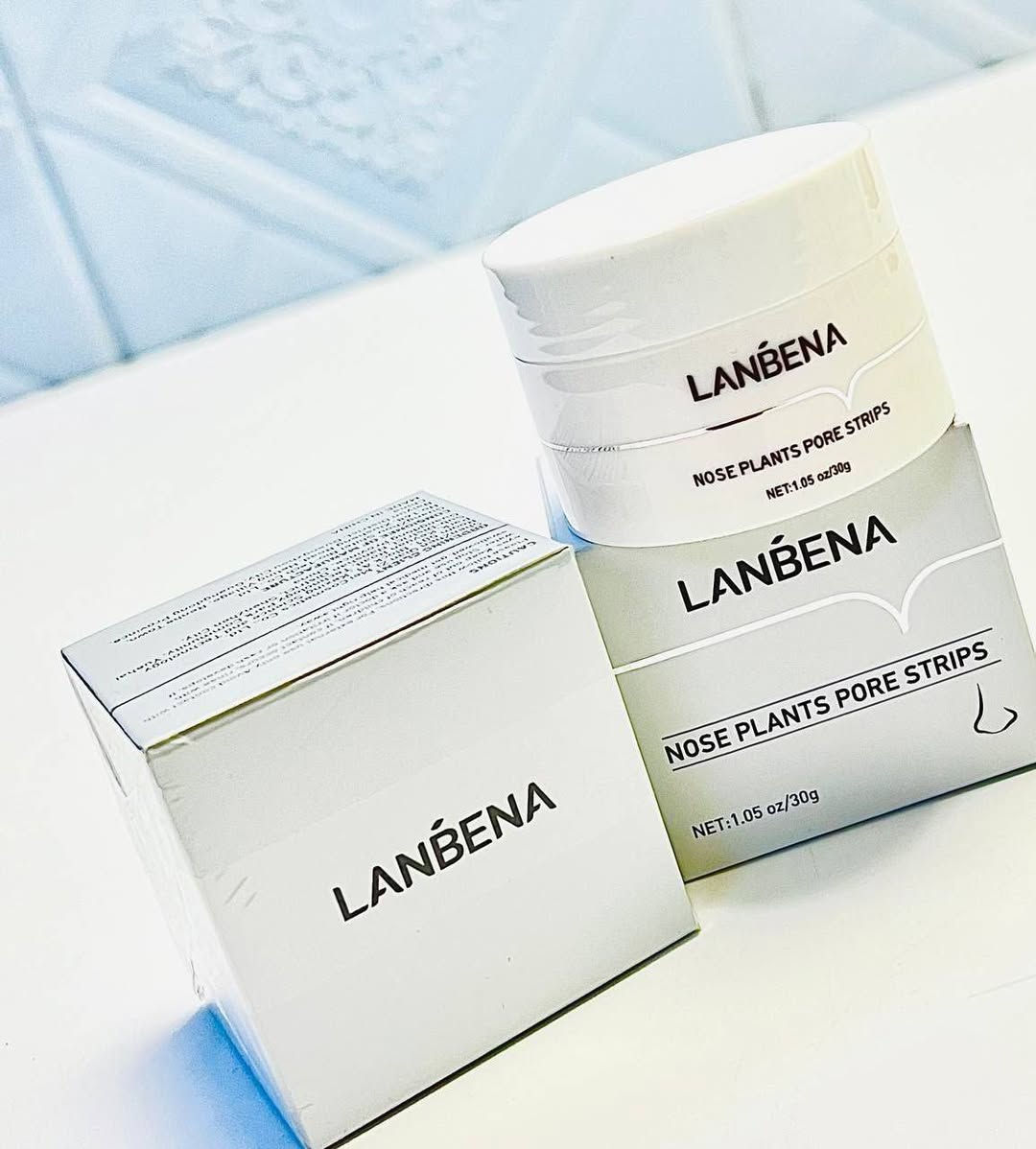 Lanbena Nose Plants Pore Strips
قناع تنظيف الأنف والمسام من لانبينا 💗🫧
هي طريقة رائعة للحصول على بشرة صافية وخالية من العيوب. استخدميها مرة واحدة في الأسبوع للحصول على أفضل النتائج.
مزايا شرائط تنظيف الأنف والمسام من لانبينا:
تزيل الرؤوس السوداء، البثور، والأوساخ من المسام.. 
مصنوعة من مواد طبيعية آمنة على البشرة
مناسبة لجميع أنواع البشرة، بما في ذلك البشرة الحساسة.. 
كيفية استخدام شرائط تنظيف الأنف والمسام من لانبينا:
بللي أنفك بالماء الدافئ.
ضعي كمية من القناع على الانف أزيلي شريط من العبوة وضعيها على أنفك.
اتركي الشريط لمدة 10-15 دقيقة.
أزيلي الشريط بلطف.
اشطفي أنفك بالماء البارد.
استخدمي المرطب المفضل لديك. 
استخدمي شرائح تنظيف الأنف والمسام من لانبينا بعد الاستحمام أو غسل الوجه، حيث أن ذلك سيساعد على فتح المسام.
استخدمي قناع تنظيف الأنف والمسام من لانبينا مرة واحدة في الأسبوع.. 
للحجز مراسله دايركت توصيل لجميع محافظات العراق 🫶🏻 
#اكسبلور # كوزمتك #العراق #فولو #منتجات


**إذا كنت صاحب هذا الإعلان وتريد حذفه لأي سبب، رجاءا أرسل رسالة إلى الدعم الفني**