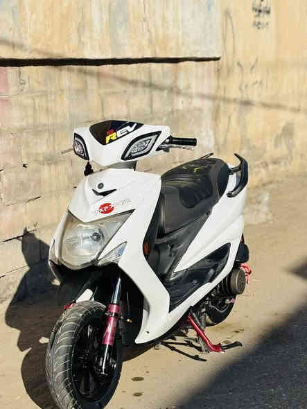 السلام عليكم دراجه للبيع سكنس لد ياباني دراجه فول نضافه مكينه بلاديه تزويد خارجي فقط دراجه خير من الله شوفت عينك الدراجه مكفوله من كلشي معدل الدراجه فول  نوزل السعر 1400وبيها مجال للشراي مكان ديالى شهربان رقم الهاتف ***********
