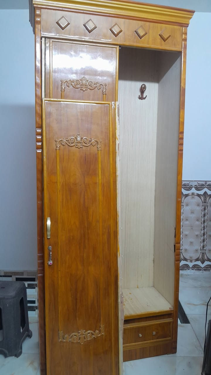 غرفه نوم صاج بعدها نضيفه حيل ضخمه بس الزاويه مشلوخه واكعه مستعجل علئ بيعتها للتواصل مراسله او اتصال ***********
