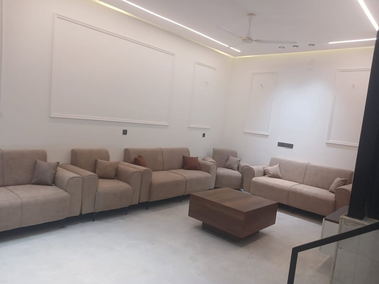 بيت للبيع في أبو غريب – قرب جامع الحاج ناجي

📐 المساحة: 85 متر
📏 الواجهة: 6 متر
📏 النزال: 14 متر

🛏 يتكون من:
• غرفتين نوم
• 4 صحيات
• مطبخ
• صالة كبيرة

🪑 البيت يُباع مع الأثاث
✨ جاهز للسكن

💰 السعر: 175 مليون 
للتواصل الاتصال 
***********
***********
او زيارة مقر الشركة بغداد ابو غريب حي الديوان السكني على الخط السريع مباشر
