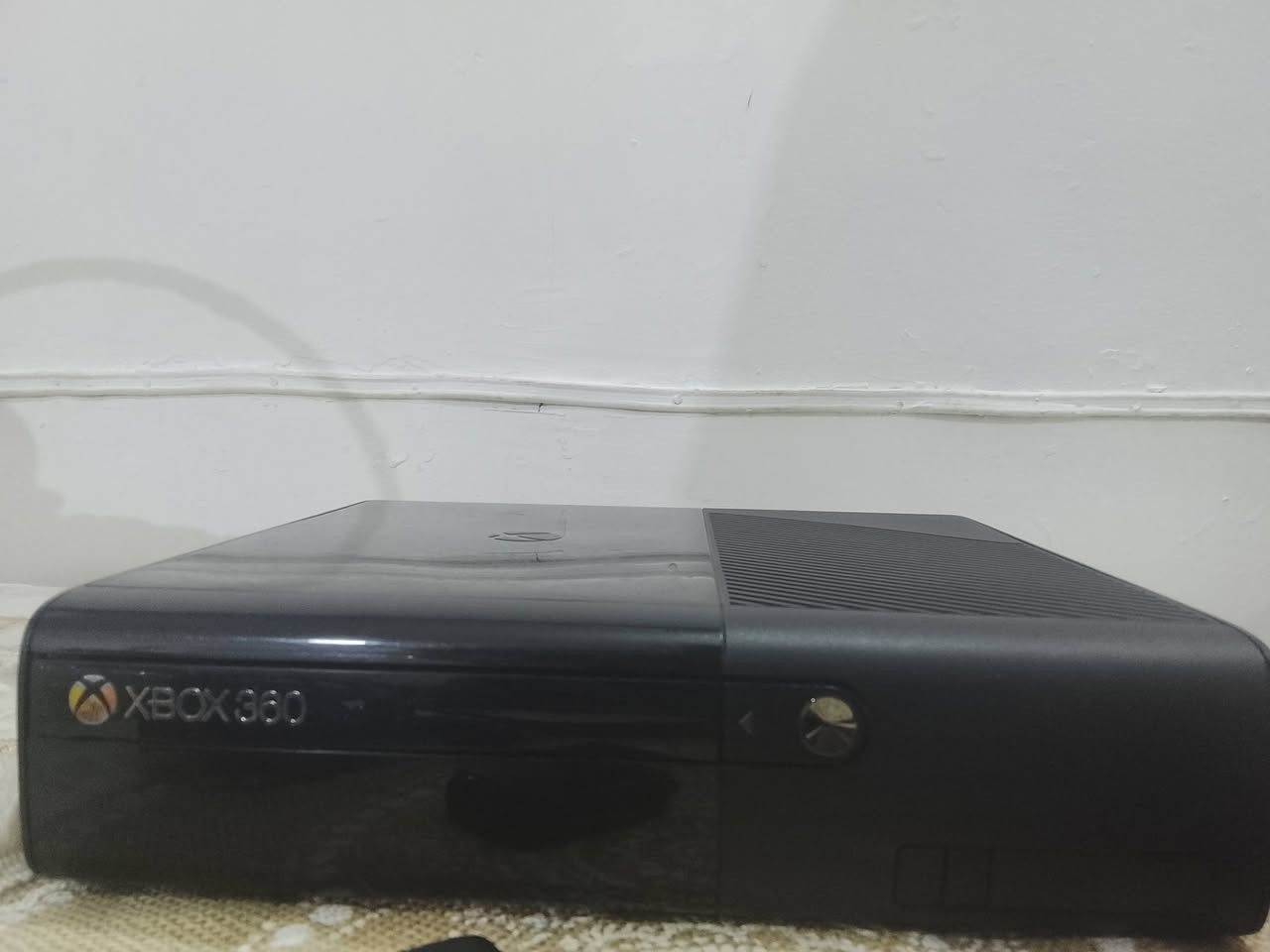 السلام عليكم : XBOX سوبر للبيع
معا ملحقاته ⬇️

1- جوستك 2 واير وبدون واير 
2- كيبلات بأكلمها وبطاريات كما موضح في الصوره 
3-هارد بيه 64 لعبه من ضمنها (بيس 2018.وGTA5) 
السعر مميز جداً جداً ب150الف💸 قفل مكاني بغداد الشعب الثعالبه للتواصل '*********** ❗

