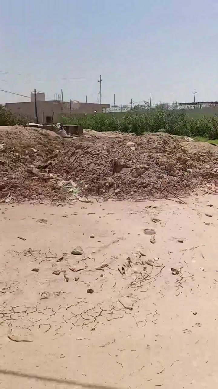 قطعة أرض زراعي للبيع موقعها ورا الصخيين من تعبر الفلكه الجديده مال مجمع البناني تبعد عن الفلكه 150 متر 
قرب حسينية الشريف ابن علي 
مساحة القطعة 400 متر وبيه فضله تقريباً 80 متر 
سعر القطعة 35وبيه مجال 
للاستفسار اتصل على رقم ‏‪‏‪0772 910 3033‬‏
