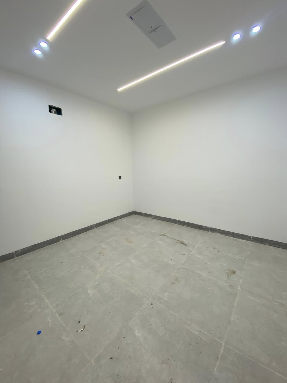 🏠اعلان اعلان
دار للبيع
موقع مميز
~~~~~~~~~~~
📄طابو ملك صرف
🧱بناء درجه اولى
~~~~~~~~~~~
سقف مغربي ✔️
واجهة فلين✔️
نظام تبريد مركزي✔️
بناء هندسي✔️
~~~~~~~~~~~~
📐المساحه:-125م
📐الواجهة :-12.5م
~~~~~~~~~~~
📍الموقع :طريق بغداد
حي المعلمين
~~~~~~~~~~~
💸السعر :-علق ب(تم) يوصلك السعر مناسب 
~~~~~~~~~~~
الطابق الاول  يحتوي:-
استقبال +هول+مطبخ 
غرفتين نوم+صحيات
~~~~~~~~~~~
الطابق الثاني يحتوي على:
هول +صحيات +3غرف نوم
~~~~~~~~~~~
للاستفسار اكثر الاتصال على
***********📱
~~~~~~~~~~~
نستقبل جميع العروض 
🏠السكنيه  🏛️التجاريه
