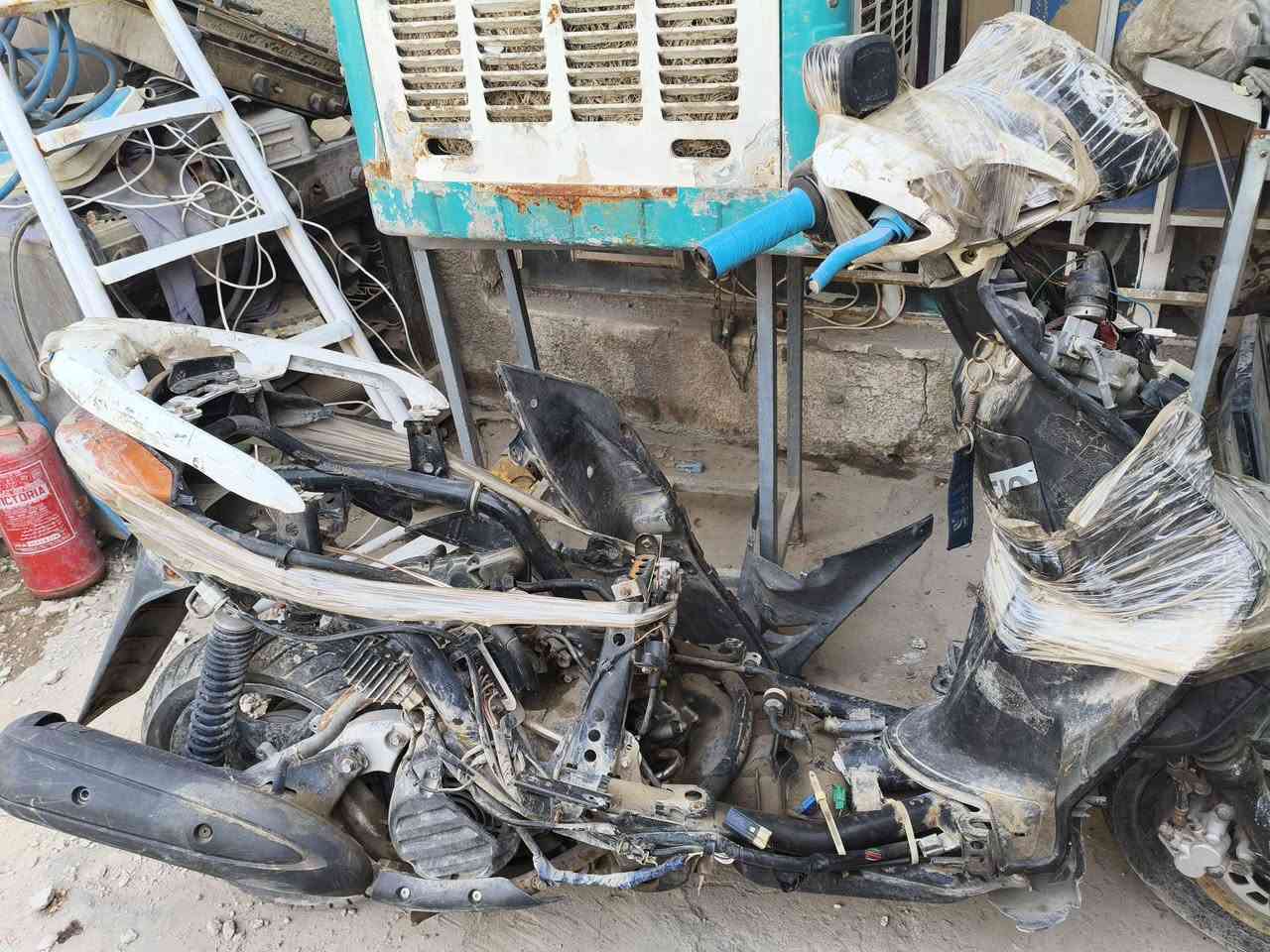 سلام وعليكم اخواني العزاز هاي دراجة اللبيع بس تشتغل وطفة يمكن كابريتر ما عرف اني تاركهة صار هواية وبدون كفرات بس الكشن موجود ***********
هاذا رقمي وريدهة 175 الف كوم حديد
