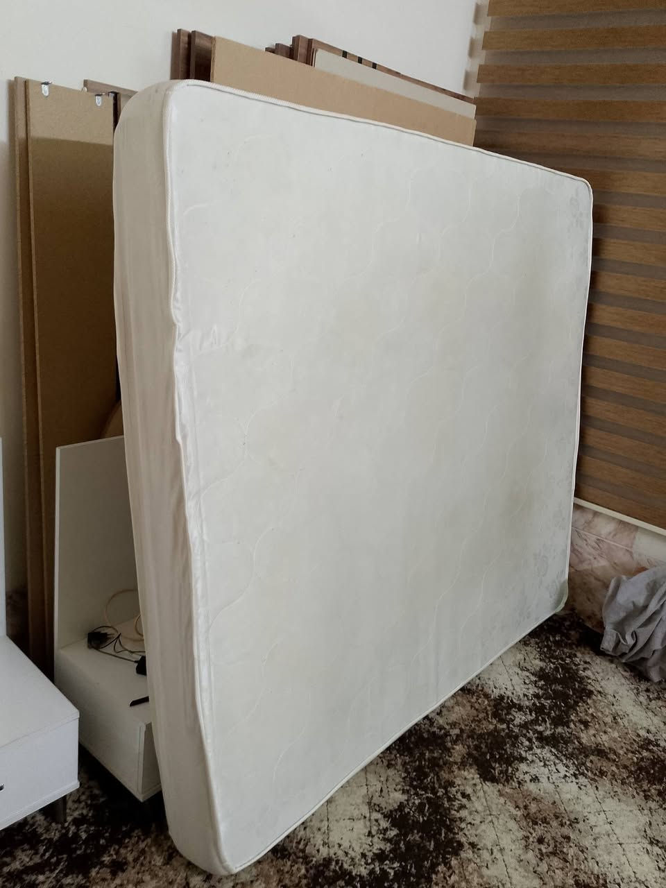 ئه م ژووري نوستني توركييه بؤ فرؤشتن ره نگي قاوه يي كاله دؤشه كي ئيسفه نجي ده ره جه يه كي له گه له 5پارچه يه نرخي 400هه زار به گه ياندن و به ستنيش***********
