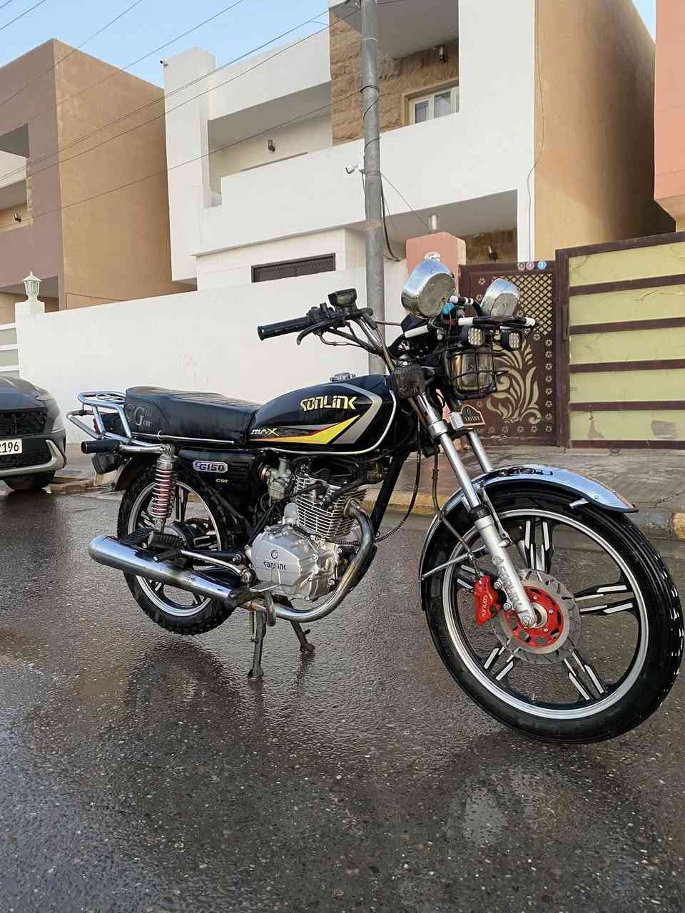 دراجه سيفان للبيع موديل 2023 محرك شرط مامفتوح دراجه على وضع الشركه اشاير مال 24 بيها نواقص خفيفه مثل ما موضح بالصوره رايدها ب #550 وبيها مجال مكاني تكريت رقم الهاتف ***********
