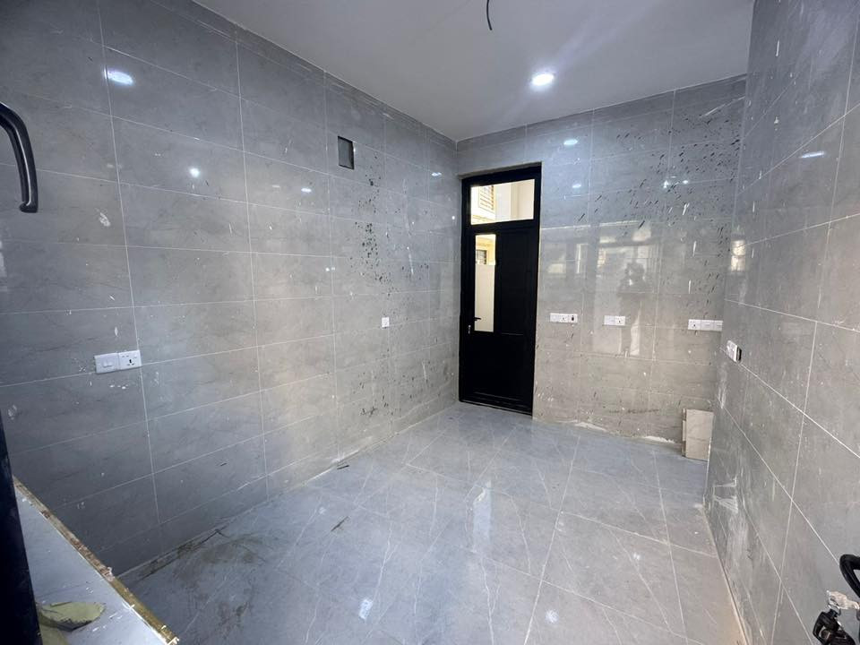 السلام عليكم
بيت للايجار المساحة 54 متر واجة 8 متر طابقين
صالة ومطبخ وصحيات بالطابق الارضي 
غرفتين نوم بالطابق الاول 
البيت ممسكون سابقاً هسه كمل التشطيب وجاهز للسكن 
المكان الدورة شارع الجنابي خلف كلية الفاربي بثلاثة افرع 
للاستفسار الاتصال على الرقم *********** 
سعر الايجار 650
