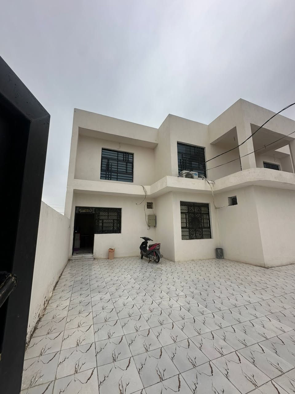 سلام عليكم
بيت طابقين 
للبيع بمجمع حيدر حجي هندي 
في حي الجامعة
سند 25معاملة ماشية 
مساحة 300
ساحة كراج
ستقبال كبير
صالة كبيره
اربع غرف نوم
صحيات داخلية وخارجية 
🔹علما ان المجمع يحتوي على كافة الخدمات من (تبليط ،وشوارع 15م،ومجاري ،واناره، ومولد ذهبي)
الاستفسار الاتصال على الارقام التالية :
***********
***********
