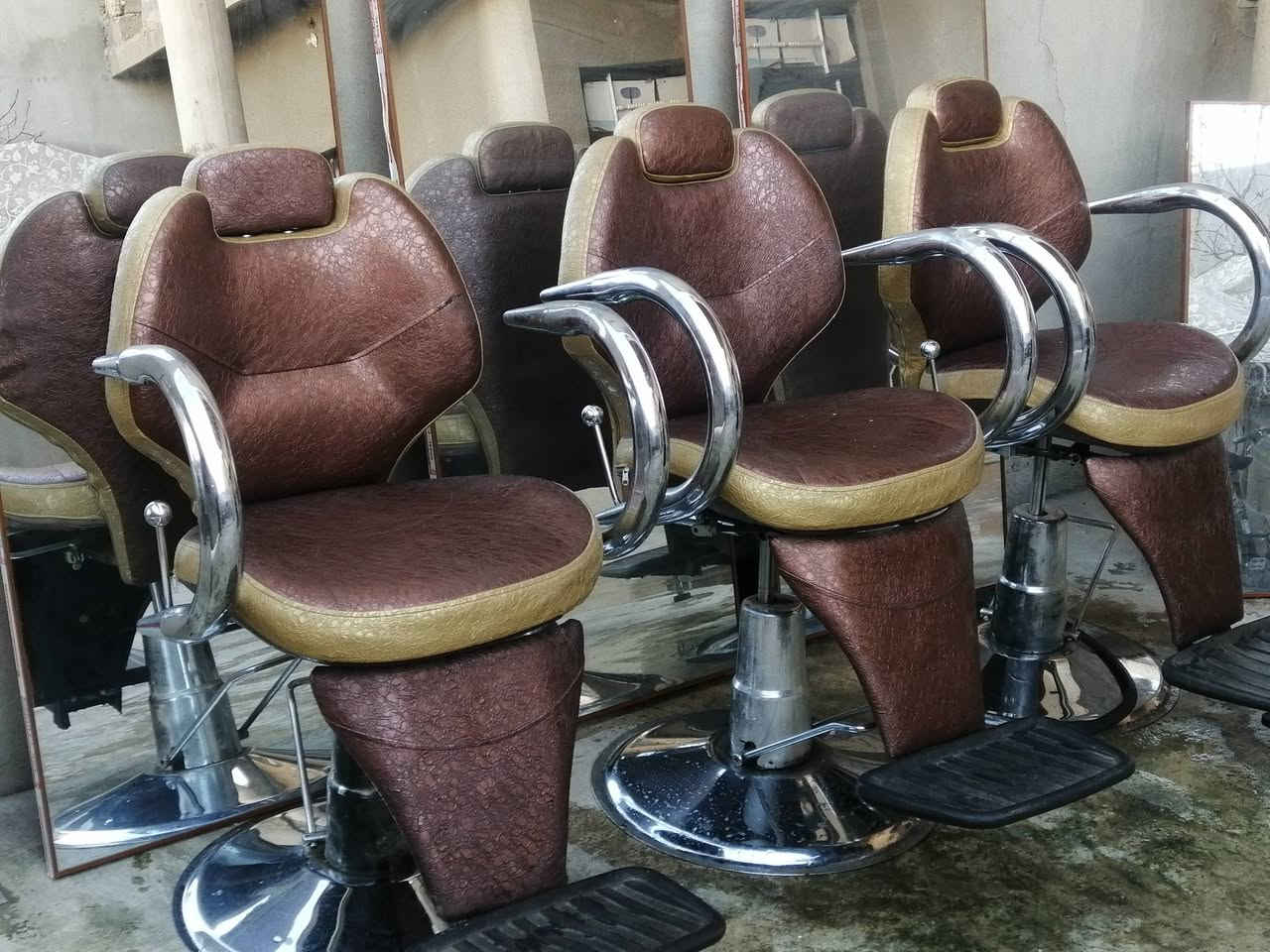 كراسي عدد 3 للبيع مع مرايات للبيع شراي دز مسج ع واتساب ***********
