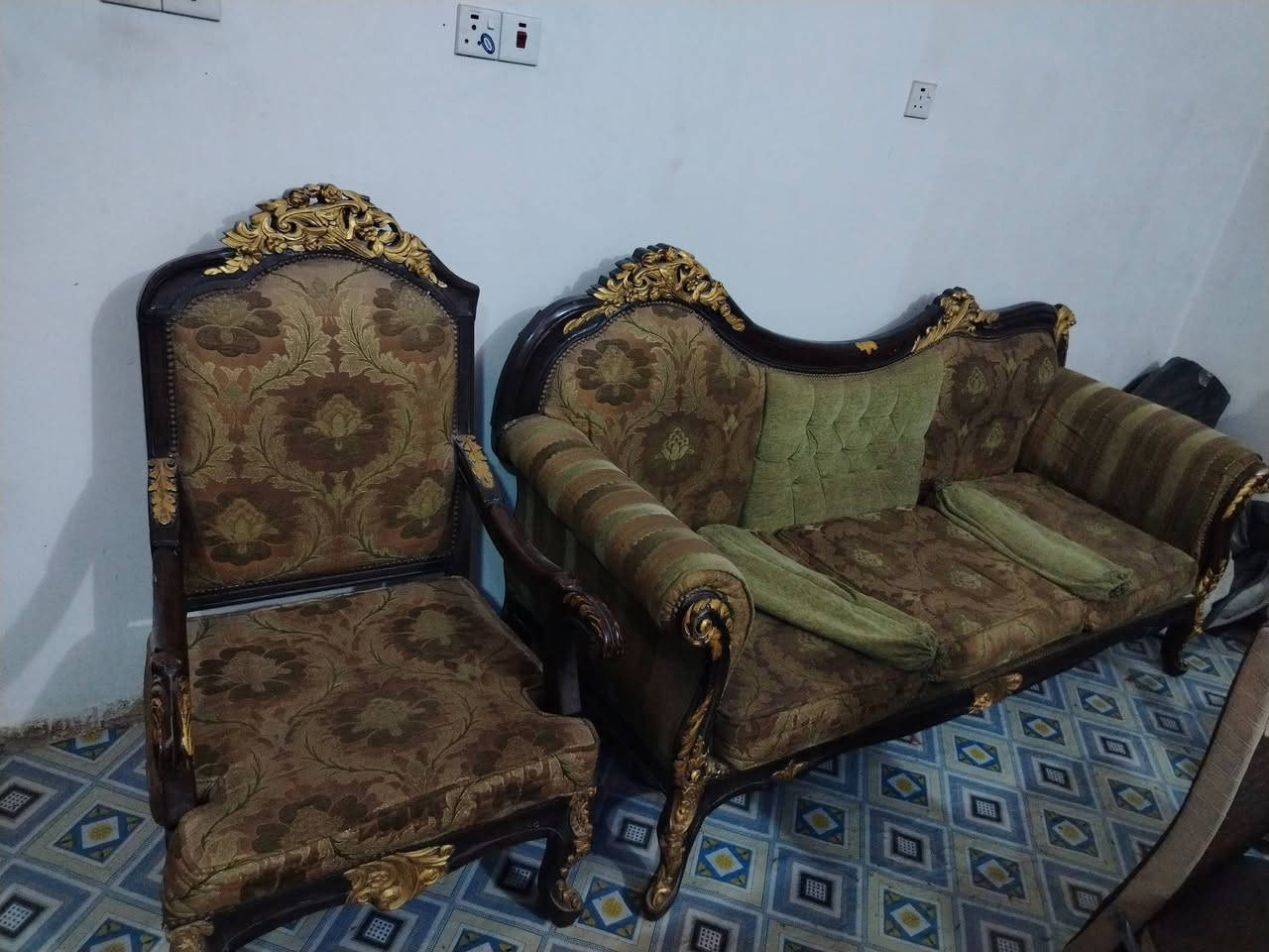 السلام عليكم ورحمة الله وبركاته
تخم قنفات نضيف للبيع معى ميز طعام وملحقاته السعر ٣٥٠ الف التواصل عبر الواتساب ***********
