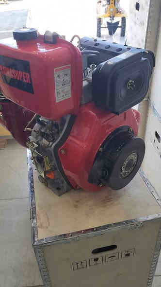 مضخة ماء (حريق) 15 حصان 3×3
تُعرف هذه الوحدات بكفاءتها وأدائها الموثوق، لا سيما في تطبيقات الري الزراعي ونقل المياه عالي الضغط. 

●الميزات والخصائص الرئيسية:
نوع المحرك: محرك ديزل 15 حصان أحادي الأسطوانة، رباعي الأشواط، مبرد بالهواء 
●التطبيقات: تُستخدم بشكل أساسي في الري الزراعي، ومكافحة الحرائق، ومواقع البناء، وتصريف المياه.
●الأداء: تتميز بقدرات ضخ عالية، مع ارتفاع شفط يصل عادة إلى 8 أمتار، وضغط إجمالي (Total Head Lift) يختلف حسب الموديل (يتراوح عادة بين 72 إلى 92مترًا أو أكثر).
●نظام التشغيل: تأتي عادةً مع خيارات تشغيل يدوية (Recoil start) أو كهربائية (Electric start). 
للإستفسار مراسله واتساب 
***********
يوجد توصيل جميع المحافظات
