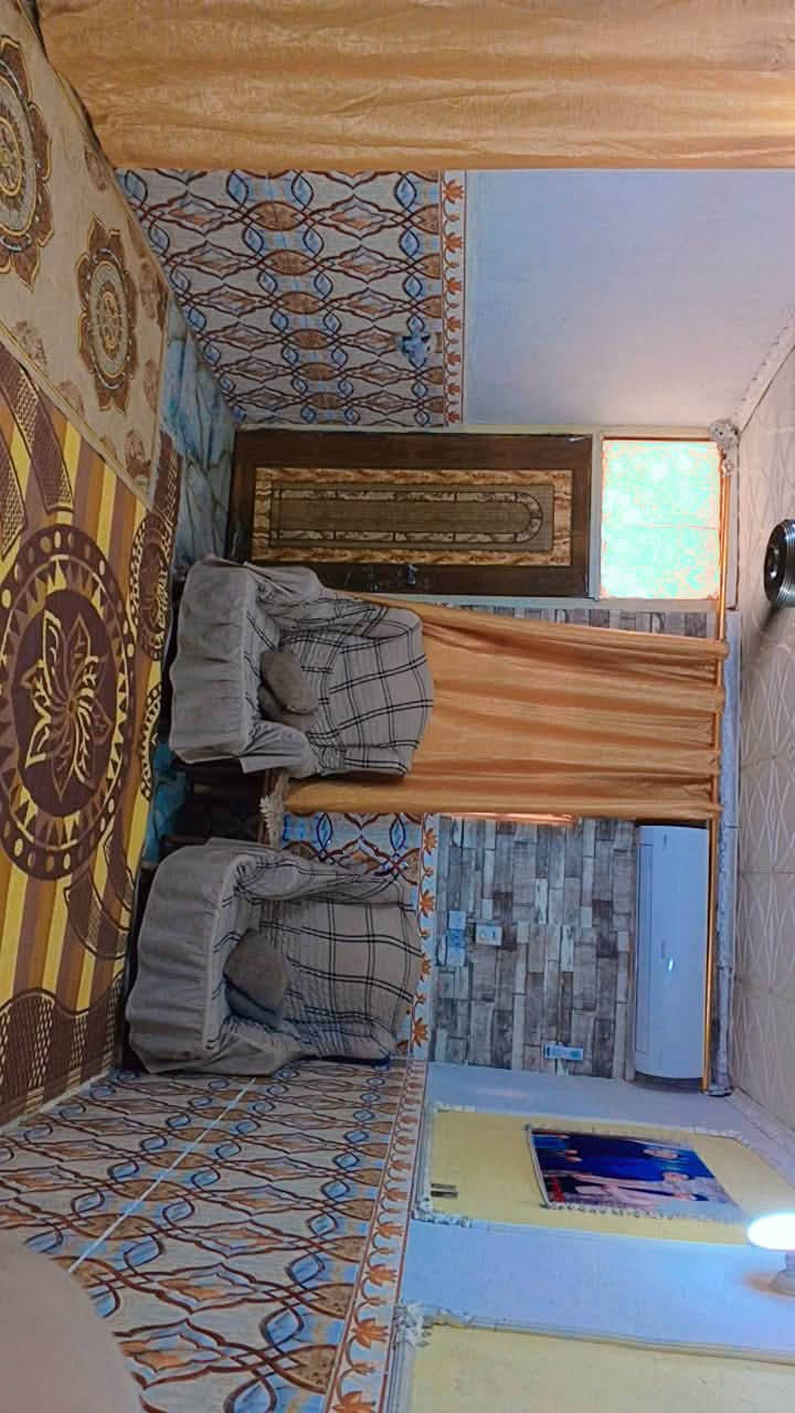 السلام عليكم بيت ١٠٠ متر قاط ونص مكون من استقبال مطبخ حولي غرفتين نوم فوك وجوه وسطحين ع شارع الخمسه كيلو ثالث بيت قرب مطعم الجديد مذاق العالم للاستفسار الاتصال على الرقم ***********
