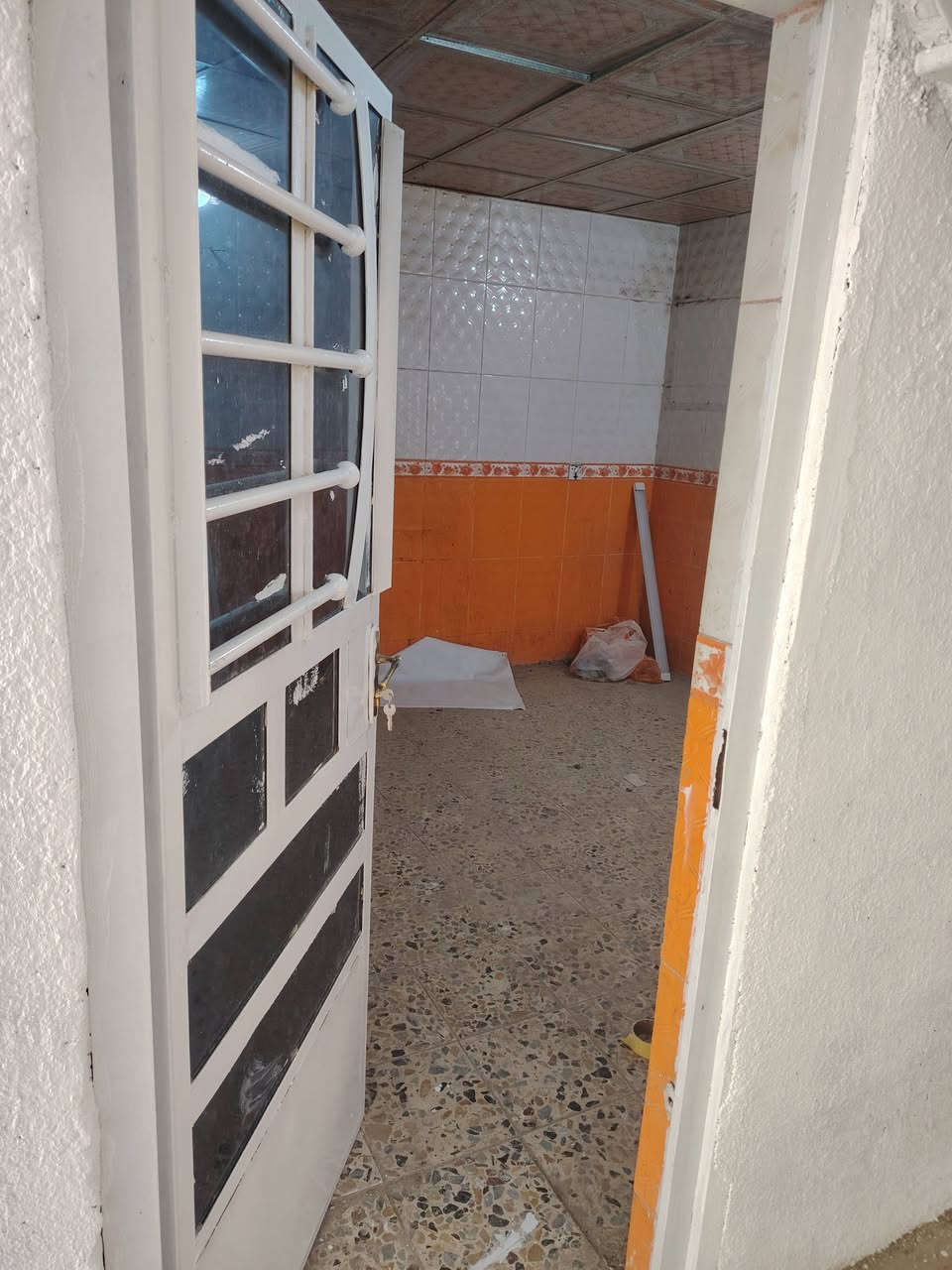 السلام عليكم بيت لايجار طابقين يحتوي على استقبال ومطبخ ومنور وصحيات داخليه و٢ غرف نوم العنوان الزعفرانيه مقابل القريه الشماليه قرب مول عقيل قريب علئ الشارع العام  لاستفسار *********** فقط اتصال ***********
