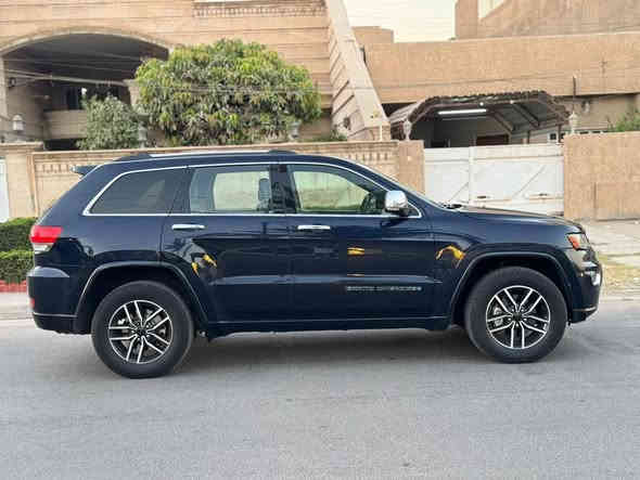 السلام عليكم 
جيب 2017 وارد امريكي حادثها جاملغ وبنيد وهنا بيها بابين ضبغ بدون دواخل ومنزل صور الحادث داخل المنشور فول مواصفات لميتد سياره حاهزه
العنوان بغداد السيديه
السعر 175$
للاستفسار / ***********
