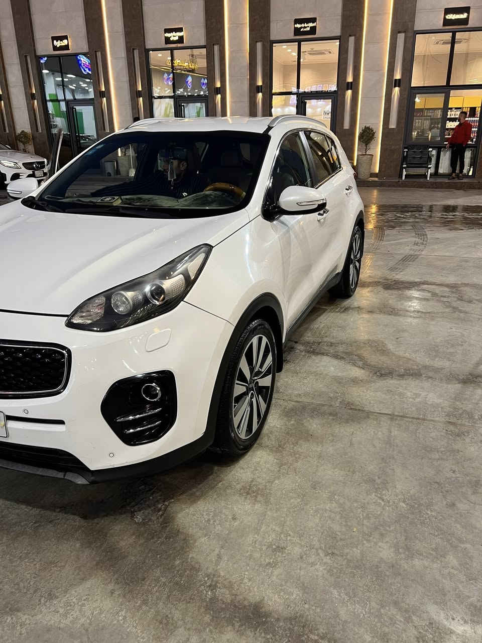 السلام عليكم 
سيارة كيا سبورتج 
موديل 2018 خليجي 
موصفات سيارة 
شاشة
 كامرة خلفية 
وحساسات امامية خلفية 
3 وضعيات قيادة 
سبورت وقتصادي وعادي 
تبريد قطعتين 
منظومة زنون 
تخم تاير جديد 
صدر جديد 
السيارة مكفولة من الصبغ والبارد 
السعر 180$
***********
***********
العنوان البلديات
