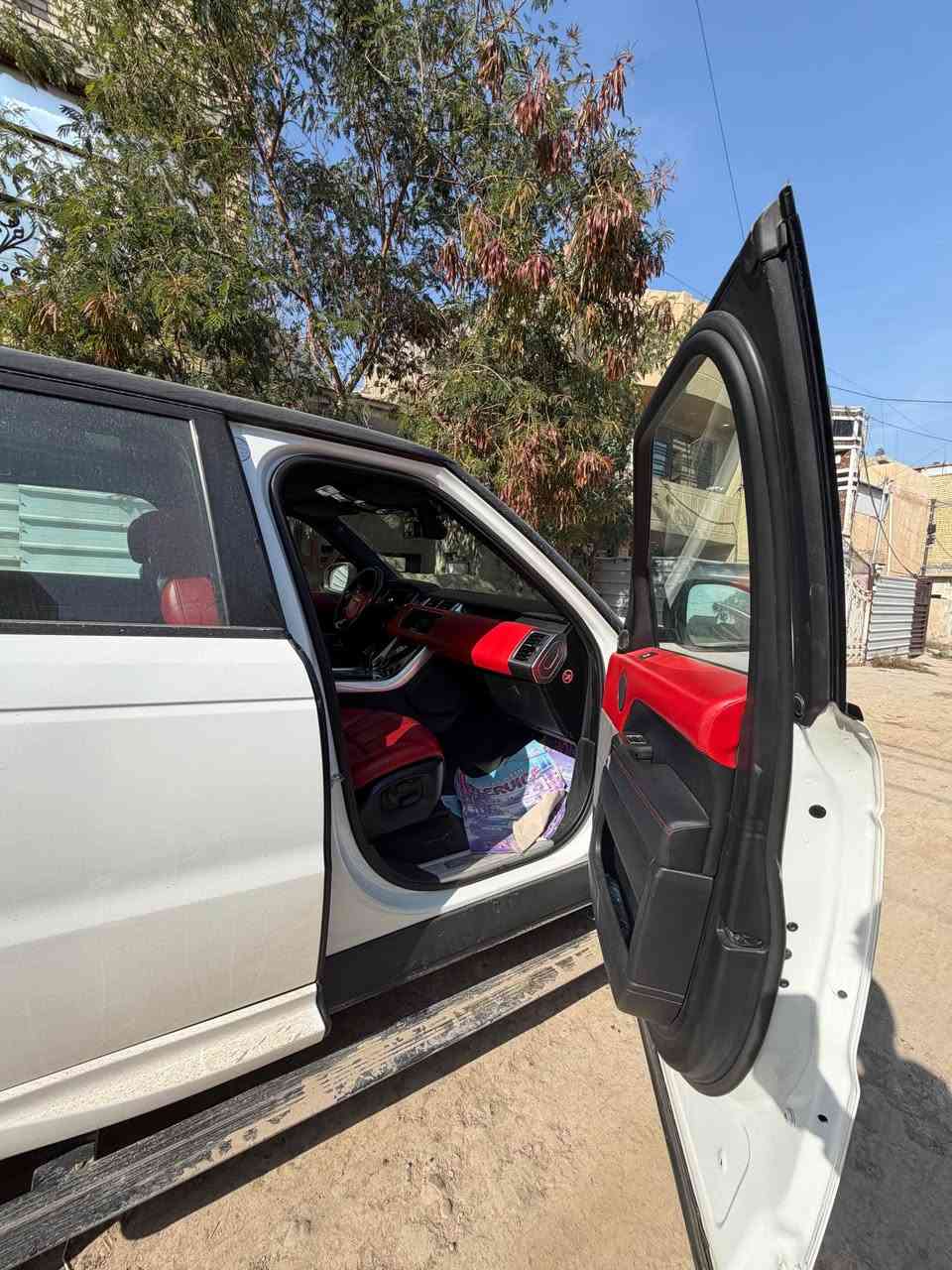 رانج سبورت 2014 
سوبر جارج 5.0
خليجه السياره بيها شويه بارد بالبنيد بس وكاله سردار .
ماشيه ٧١ mi
مابيها اي نقص السياره 
السياره محيطه بالكامرات ٥كامرات بيها 
السماعات ميرديان ماشاءلله الصوت .
دواسات كهربائيه .
جنطه كهرباء 
لايتات دينامك .
٥شاشات ومال تبريد محدثه مال حديث .
مثبت سرعه وخزن ميموري 
كشنات جلد ولونها احمر 
البوب شفط .
بنوراما السياره .
سياره تو كلر بلادي . 
وبعد بيها هواي شغلات . 
رقمه اربيل . 
مكان سيارت بغداد الغزاليه .
ترهم بيع ومراوس . 
*********** . بغداد, العراق
