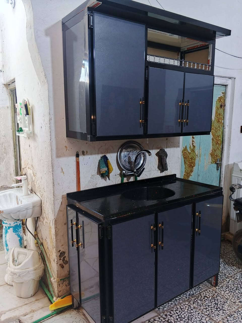مطبخ تفصال مبطن كله مرمر قياسه 5 امتار  عدد8 قطع مع المرشحه ناطقه جديد صار اقل من اربع اشهر مفصله السعر مليون ونص عنوان الزبير 
***********
*********** وتساب
