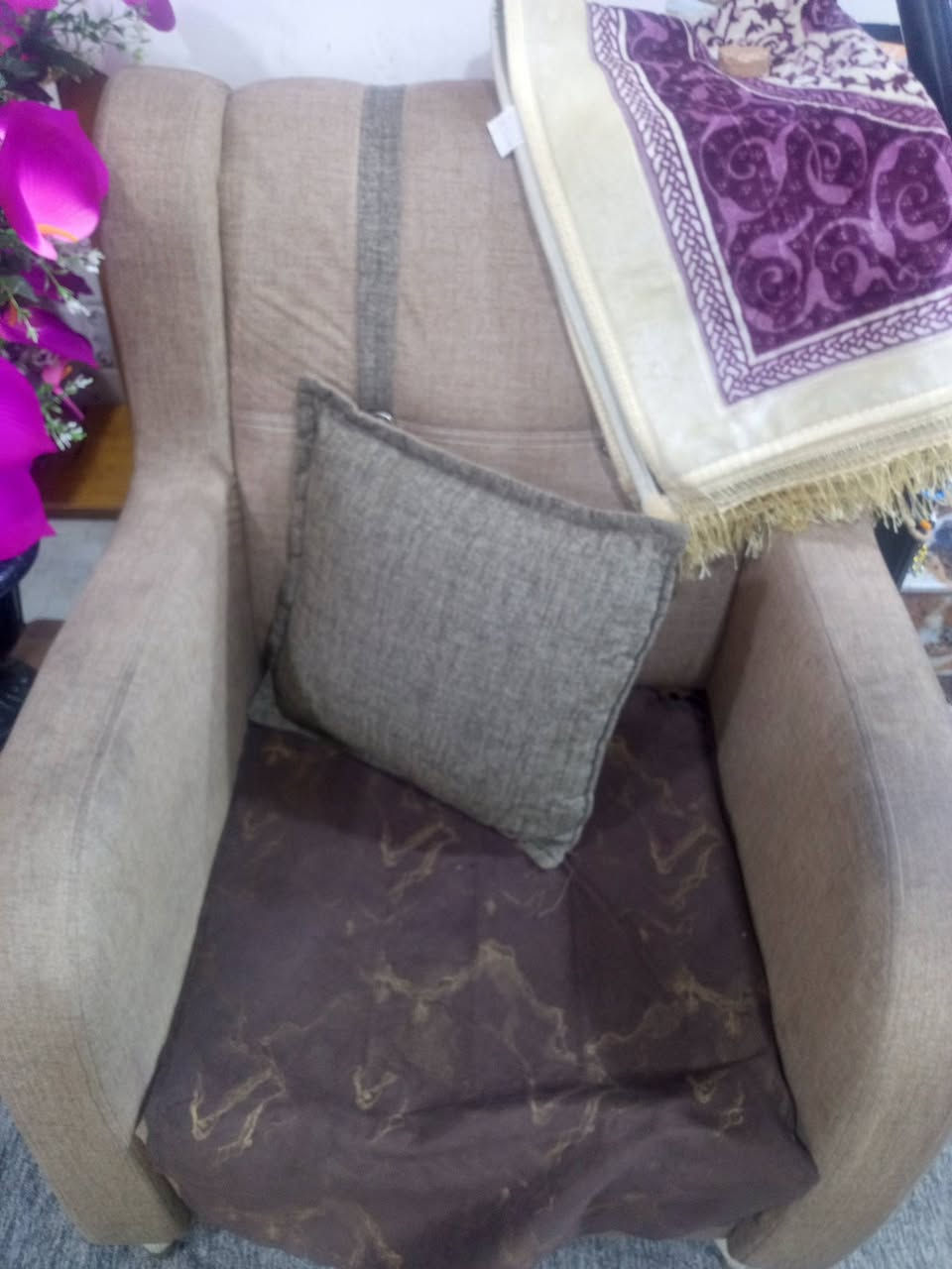 السلام وعليكم تخم عشر مقاعد مودرن ستعمال خمس تشهر 300وبي مجال مكاني الدوره حي دجله هاتف ***********
