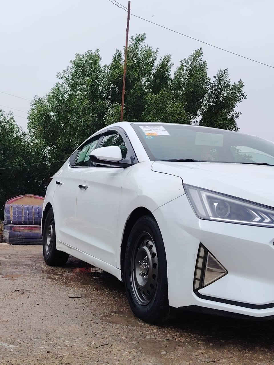 السلام وعليكم شبابنا الطيبين
النترا مديل ٢٠١٩
رقم بغداد جاهزه كير ومكينه وحداديه لاخر حبايه لون ابيض 
حادثهه قطعه وحده جاملغ امامي الايمن نفسه مرجعينه وباب وجملغ صبغ فقط 
موجوده السياره بلكوت حاليا 
السعر ١٣٧ وبيهه مجال قليل والشراي يدلل
رقم ابو السياره ***********
