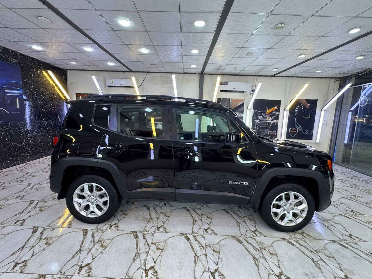 السلام عليكم 
للبيع جيب رنكد موديل ١٦ سوداء اللون مكفوله من الصبغ والتبديل فقط بارد بخشم البنيد رقم كربلاء الجديد ماشيه ١٣٣ ألف السياره جاهزه من كل شي تخم تاير تبريد ثلج رون فول بصمه كامره حساسات وارد امريكي كلين تايتل السعر ١١٠ مع المجال البسيط مكان السيارة كربلاء رقم الهاتف *********** كربلاء, العراق
