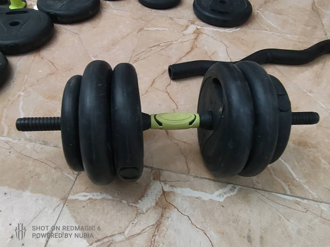 عرررض جيم منزلي كامل 💪 
كلشي تحتاجه تبدي تمرين بالبيت موجود.

**التفاصيل:**
- حديد دسكات اوزان مختلفة 
- بار زكزاك + بار مستقيم 
- دنابل 
- بنج ثابت 

**الحالة**: نظيف جدا وشبه جديد
**السعر**: سعره اقل من السوق بهواي لان مستعجل 
**المكان**: بغداد ابوغريب

 فقط: [***********]