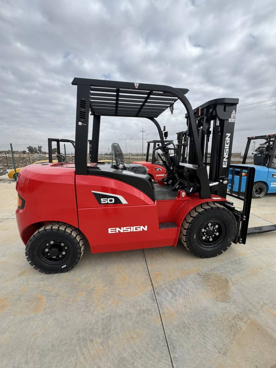 آليات إنساين
مع الوكيل الحصري شركة زينة كركوك

رافعة شوكية ماركة ENSIGN
المواصفات:
 • سنة الإنتاج: 2026
 • الموديل: G50
 • قدرة التحميل: 5000 كغم
 • مصدر الطاقة: محرك ديزل
 • ارتفاع الرفع: (3 متر) – (مرحلتين) يعمل داخل حاوية
 • عدد حركات الشوكة: 3 حركات
• ضمان سنتين او 2000 ساعة

🔧 معدات ثقيلة عالية الجودة
🛠️ قطع غيار أصلية
✅ أداء موثوق وخدمة ما بعد البيع متميزة
🛻صيانة موقعية بكادر فني وكافة المحافظات
📌موديلات اخرى حسب الطلب باحجام اخرى ومواصفات مختلفة بمحركات ديزل-هجين(هايبرد)-وكهربائي

📍 زورونا الآن وتعرفوا على أحدث التشكيلات
📞 لمزيد من التفاصيل: [***********]
العراق-كركوك-قرب فلكة تركلان
🌐 تابعونا لكل جديد
