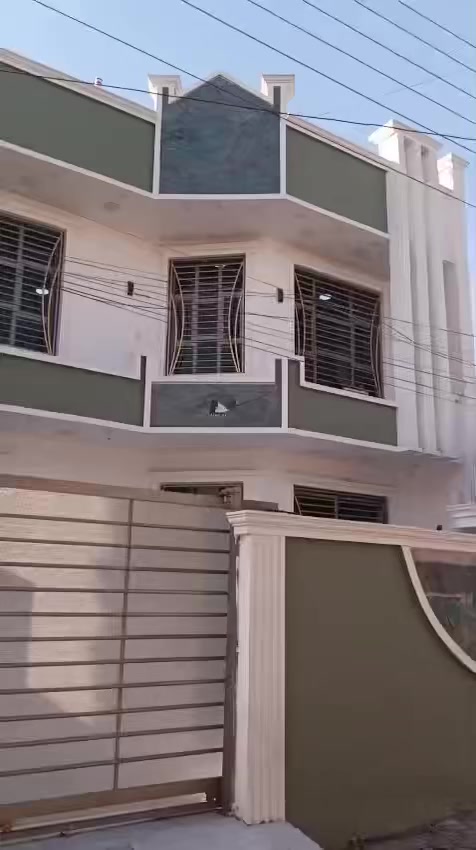 سلام عليكم دار للبيع 200م طابو ملك صرف الموقع المدائن حي رشيد مقابل مركز صحي سلمان المحمدي ع يبعد عن الامام دقيقه مشي ع القدام خدمات كامله يمك مستوصف يمك مدارس يمك  الحدايق يمك سلمان المحمدي عليه السلام يمك السوك يمك اي شيء من متطلبات الحيات بعد شتردون من هذا العرض بيش مايكون سعره هوه رخيص ومناسب(( الدار طابقين طابق الأول غرفتين وستقبال وصاله ومطبخ وصحيات جوه وصحيات بره الطابق الثاني ثلاث غرف وصاله وصحيات واحده من الغرف سويت بناء درجه أولى ))للمعلومه الطابق الثاني ناقصه فقط كاشي البيت مناقصه اي شي فقط كاشي بناء درجه أولى سعر 300مليون بي مجال للشراي فقط  ((***********))واتساب مفتوح وكل الهلا بيكم
