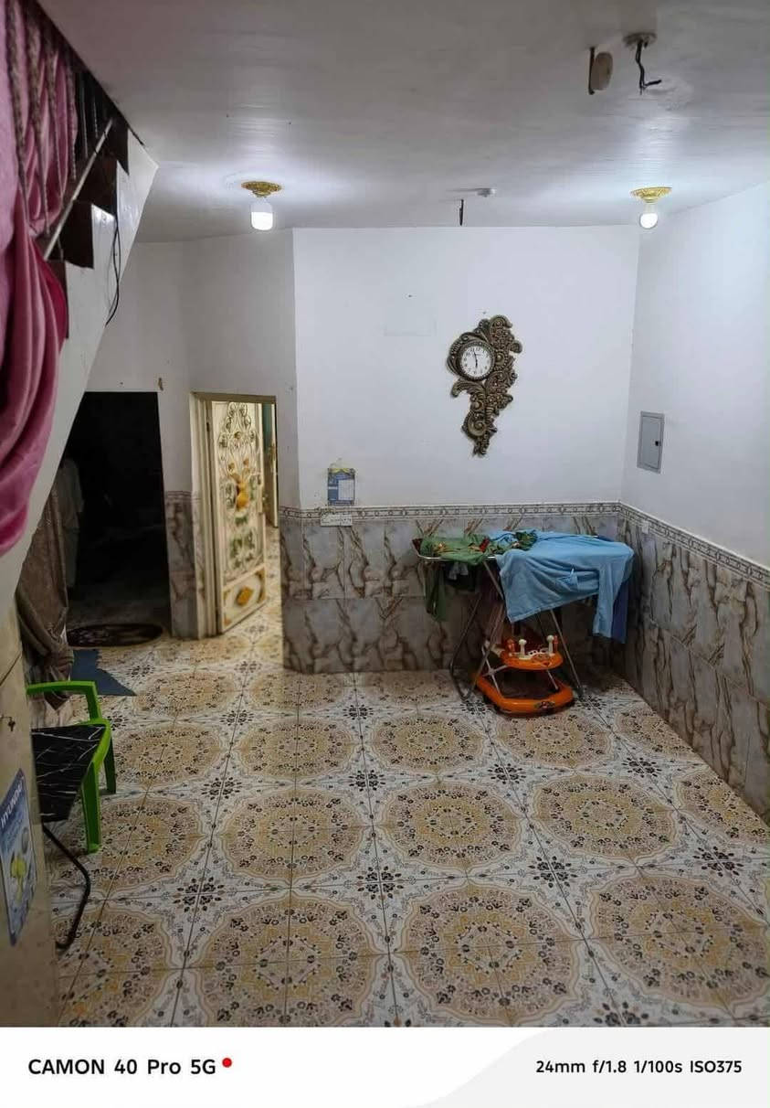 بيت للبيع، غرفه نوم، مطبخ، صالة، صحيات داخلية وخارجية، وطارمة. مع الطابق الثاني صالة كبيرة ومغاسل. المساحة 125 متر  الموقع: خلف الجانالطبيه. للتواصل: ***********.
