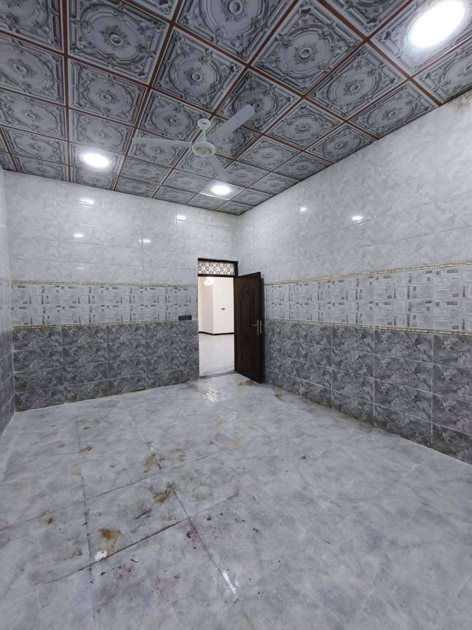 ساعد الله اوقاتكم بكل خير 💢متوفر دارين سكان البيع المساحت كل دار 200متر 

موقع البيوت البصرة أبو الخصيب أبو كوصره 🛑 
قريب علا شارع ابو كوصره 20 متر البيوت جدد وفارقات وجاهزات السكن ⬜ن

نوع العقار طابو زراعي عراقي سند 25 💢 
كل بيت يحتوي علا 
3قرف منام 
وصاله
مطبخ 
ديوان 
وصحيات داخلي وخارحي 🔷 
كراج 
سعر البيت الواحد 98مليون وقابل للتفاوض 
باقي الاستفسار على
***********
***********
