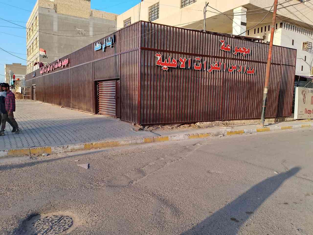 سلام عليكم ورحمه الله وبركاته 
حداد متنقل 
غرف سندويج بنل   تضمن باب وشباك 
محجرات داخليه وخارجيه
سقايف حسب الطلب    من حديد او خشب (ديكور)
كذالك عمل عرباين للشوي والبلبي
الاستفسار 👈*********** وات ساب
