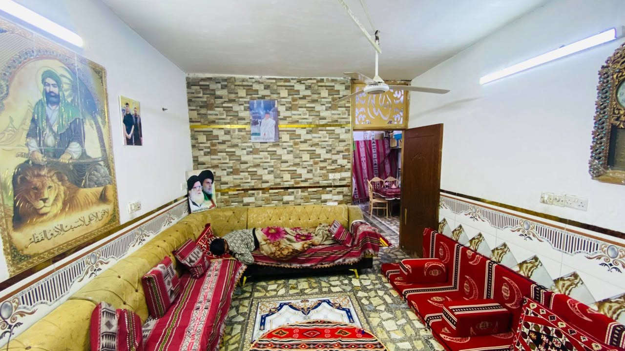 السلام عليكم عندي بيت منطقة المعالف على شارع تجاري للبيع المساحه 100قاط ونصف بي مدخلين لبيت يعني غرفة نوم بالارظي وغرفة نوم بالطابق الثاني بيت طابو مسلح الاتصال ***********
