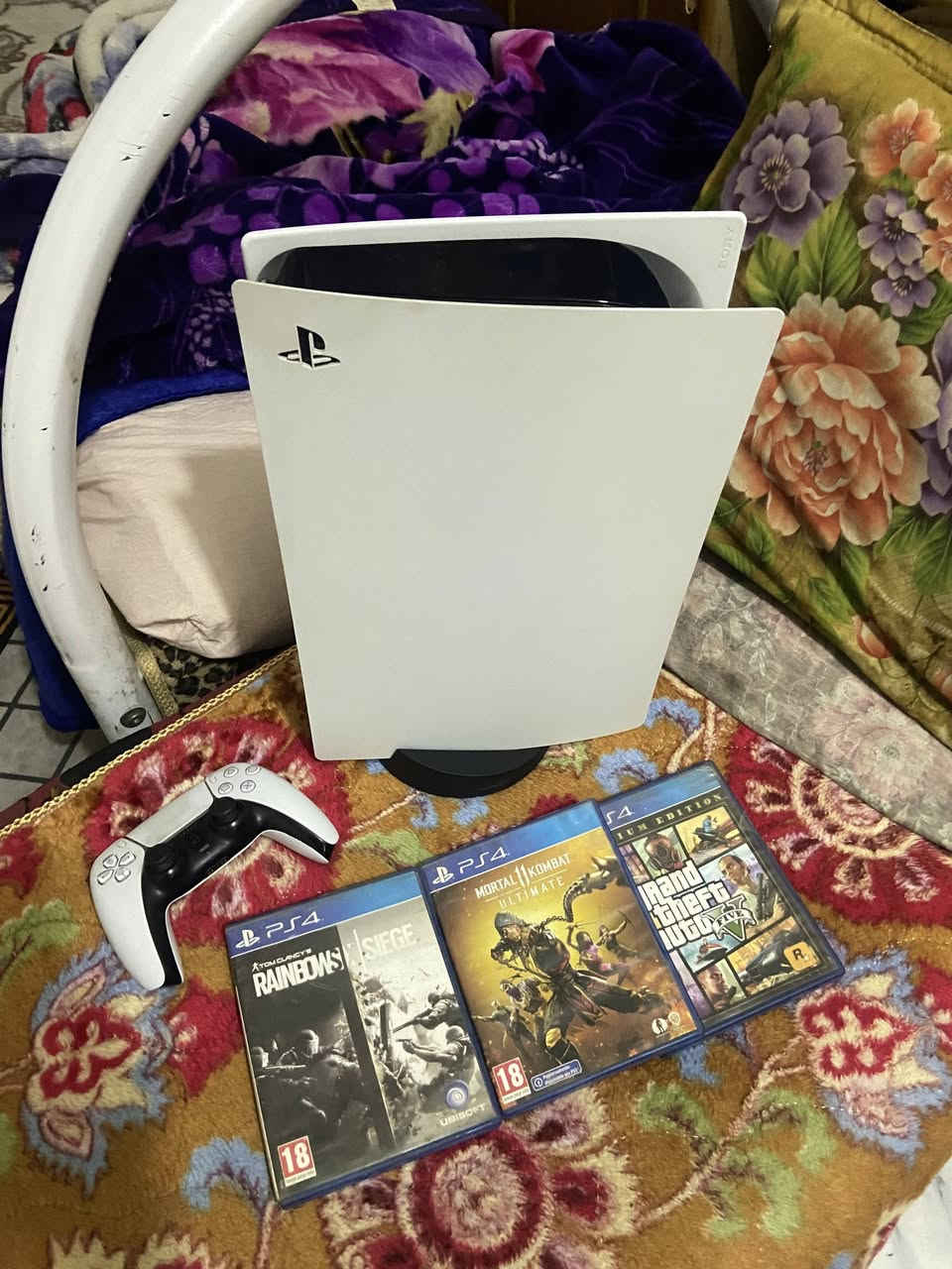 السلام عليكم بلي فايف فات للبيع نضيف ما مفتوح مع 3اقراص وجوستك و كيبل hd و كيبل تشغيل مكاني بغداد السعر 550 وبي مجال قليل للتواصل على الرقم ***********
