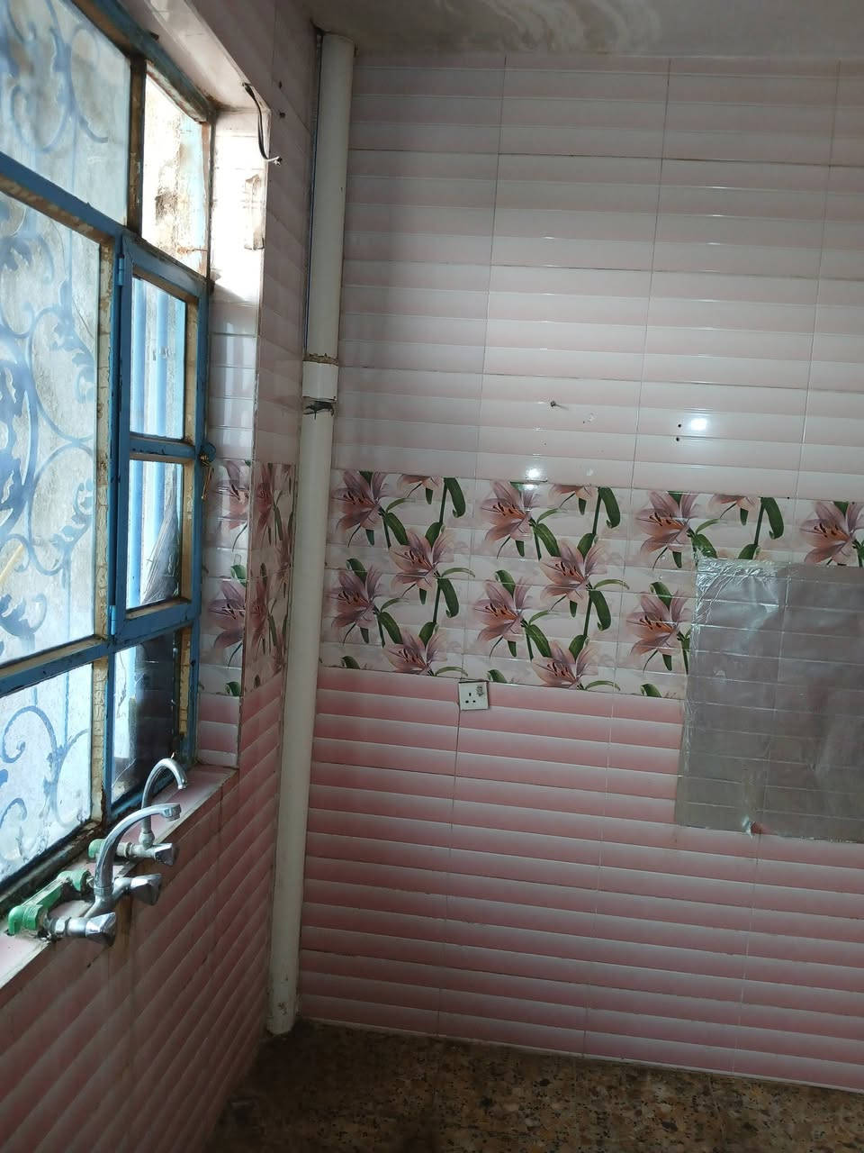 السلام عليكم من رخصة الادمن ، شقه جديده مساحه ١٣٥م في حي العامل بغداد محله ٨١١ زقاق٣٣ . غرفتين وصاله وحمام غربي ومطبخ سيراميك  قرب سريع حي العامل . للتواصل واتساب***********
