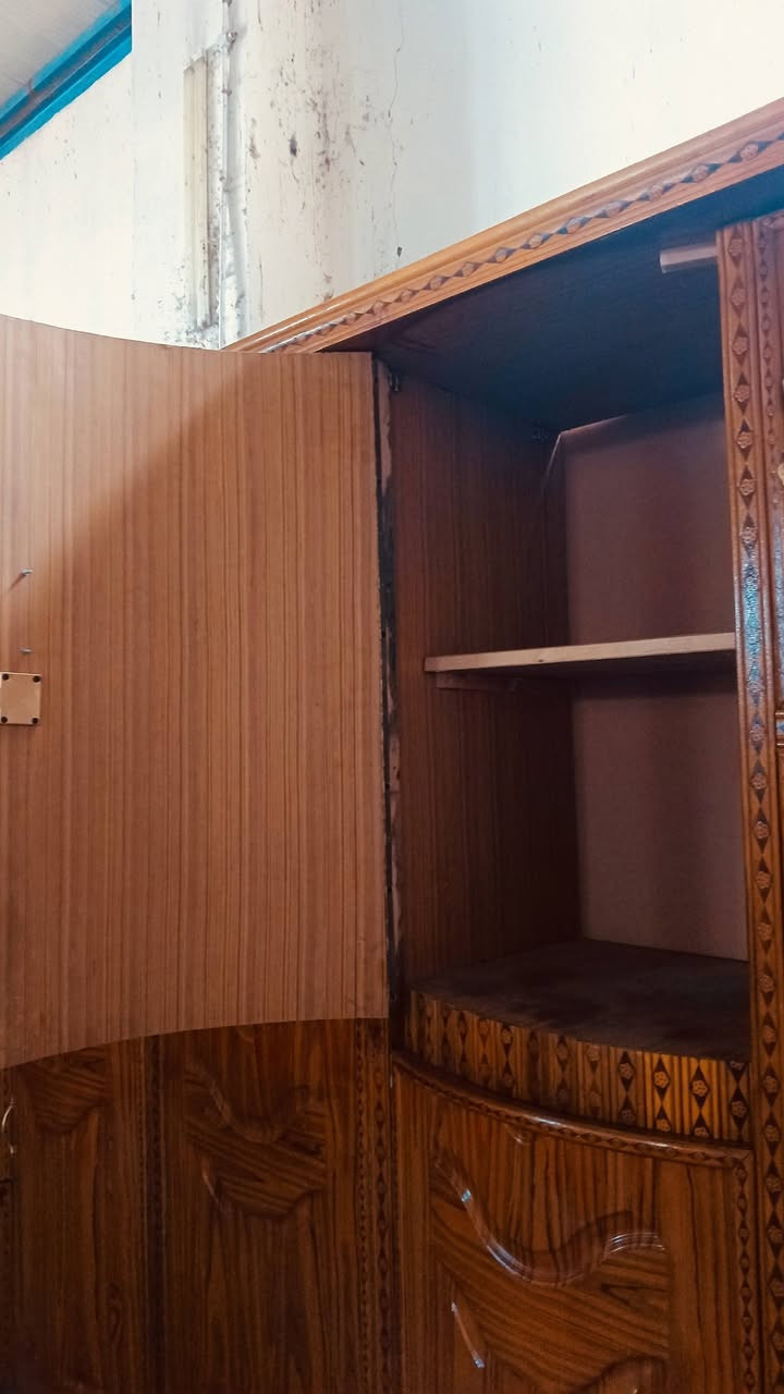 السلام عليكم ..غرفه صاج حطاطه حديث سعر 550 وبيه مجال نضافه 100% مراوس بيع شراي يتصل..***********
