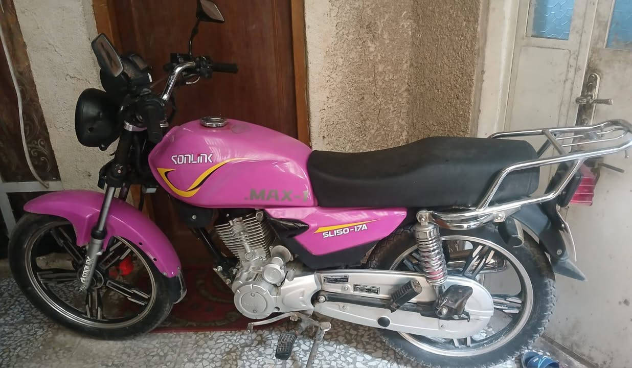 سلام عليكم دراجة ايراني لبيع الدراجة مكفولة كفالة عامة بيهة سويجين وبصمة أوراق اصولي اي نقص ما بيهة السعر 800 وبيهة مجال المكان بغداد العضمية ***********
