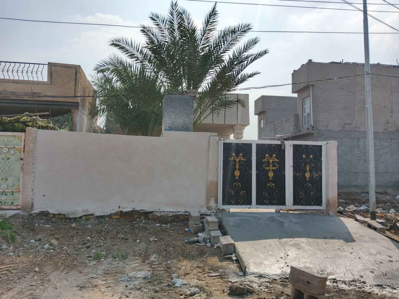 يوجد بيت في منطقة سيف سعد الغالبيه للبيع قرب المدارس مساحه البيت 175 متر البيت يحتوي على استقبال غرفه وصاله ومطبخ ؤصحيات داخل وخارج قاطين قاط الثاني بعد مامسقف البيت من داخل كلش نضيف السعر 65 ؤبيه مجال ***********
