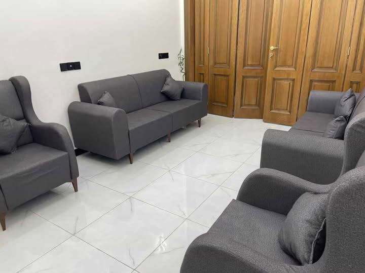 السلام عليكم 
تخم جديد ونضيف للبيع
الله شاهد مصارلنه كم يوم من اخذنه بس ناعم ونريد اكبر 
السعر 350
8 مقاعد 
6 كوشات 
1 طبله 
***********
