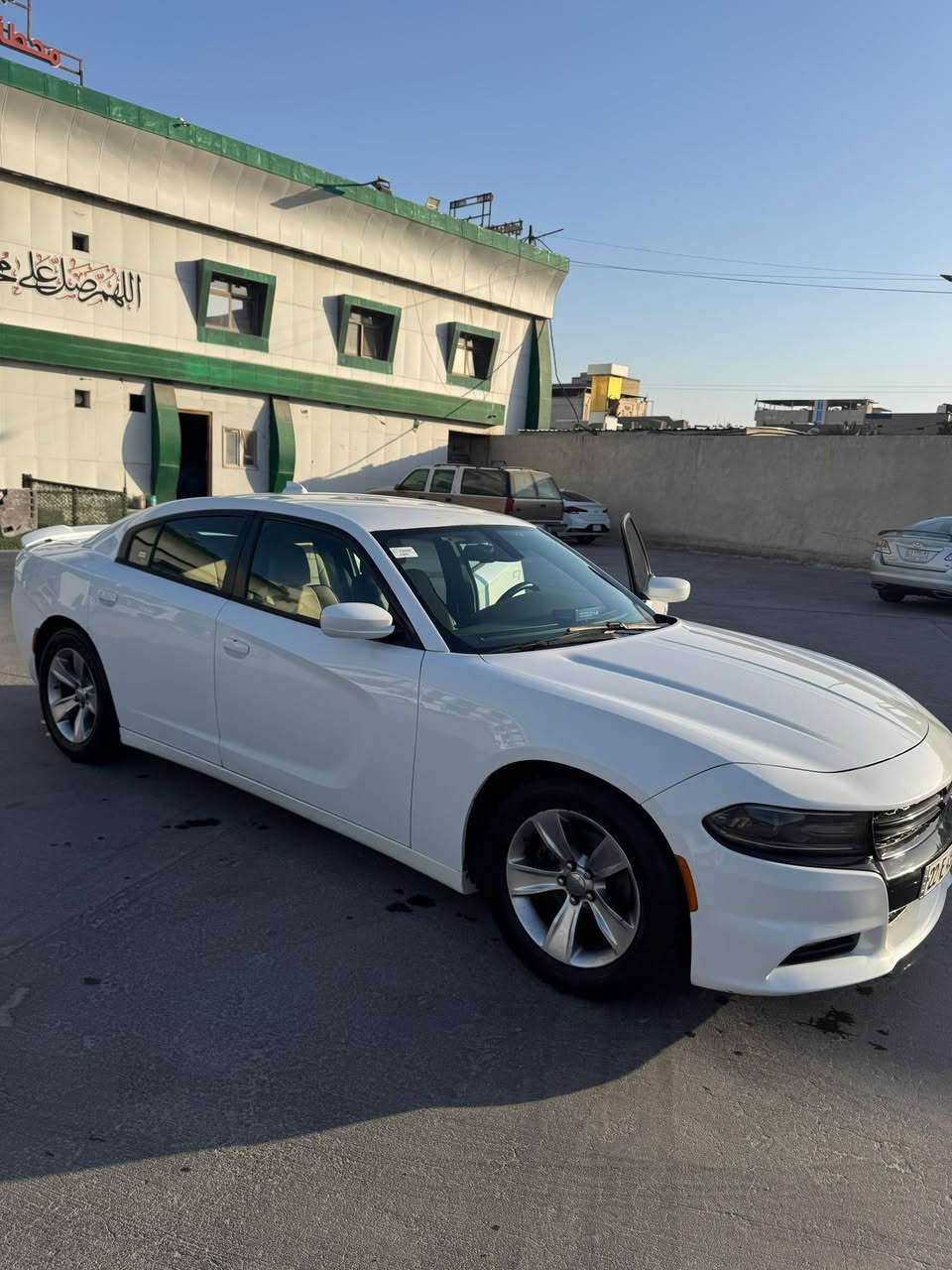 السلام عليكم للبيع چارجر 2016 رقم اربيل الجديد 
السيارة مكفولة من كلشي بيها بارد وجاملغ كارت 
مسويلها ادامة كامله حدادية نضيفة عربانه خليفه كلها جديدة  تخم تايرات جديد 
العنوان بصره شارع الوطن 
(***********)
