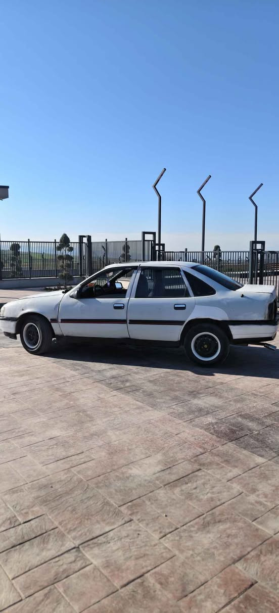 سلام علیکم 
ئۆپڵ ڤیکترا مۆدێل ٩٢
مەکینە ٢٠ ی گێڕ عادی  گێڕ و مەکینەی بەشەرت
بەرگە کوشنی تازە،  ٤ تایەی تازە لایت و ئیشارەت و فڵچەو گەرمی و تەجیل مەزبوتە
تەقەو ڕەقەی نیە، دوو جام کارەبای پێشەوە ،
دەعمی قورسی نیە  ڕزیوی و خایساتی نیە ماڵی دەسی دۆستە
سەیارەکە  علوجە کەفیلی مەدەنی ئەکەم ماڵی کەس نەبێت، دیناری کەسی تیا نەبێت  
   سعری ١٥ و نیو مەعمەلەیەکی برایانە 
سەیارەکە لە هەلەبجەی کۆنە گۆڕینەوەم نیە تەنها فرۆشتنە
ژ.م *********** السليمانية, العراق
