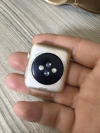 ساعه ابل جيل الاول ساعه نضيفه شحن مالته يطول يوم كامل كلش زينه بس وكعت...