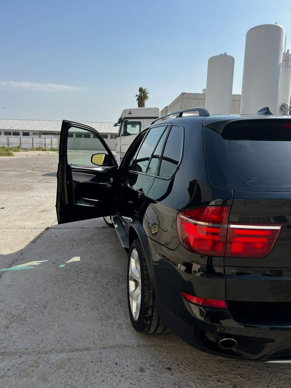 ‎بي ام دبليو اكس 5
الموديل 2013 اصل
رقم بغداد الماني 

محرك V6 تون بور تيربو N55 35i 
‎الون اسود (ملكي)
ماشية 63 الف حقيقي 
وارد امريكي كلين بدون ضرر

‎
المواصفات:

5 راكب - دفع رباعي نظام أكس درايف
كشنات فول كهرباء تدفئة + مساج
نظام Cic ماوس تحكم (شاشة اندرويد)
هارد خزن للأغاني بلوتوث+ اوكس
كير كوبرا ثلاث وضعيات للقيادة 
خمس كاميرات 360 درجة بالمري والجوانب
حساسات امامي خلفي للسيارة بلاد
هاند بريك بصمة + هاند بريك اوتو 
صندوق كهرباء فتح واغلاق + شفط 
حميع الابواب بصمة + انارة ترحيب
ستيرن كهرباء وخزن مع الكشنات
تحكم جهتين + مثبت سرعة 
الداخل اسود بالكامل مع صاج 
بردات ابواب خلفية 
بك لايت لد 
لايت زنون عالي ناصي داينمك
رزاكات ازالة الاوساخ لايتات 
المراية الجانبية شفط 
بانورما بالكامل _ دبل فتحة
داته شو امامي بالجامة
ماسحات اوتو
التايرات الخلفية رن فلات بلاد
مع حساس للحفاظ على ارتفاع السيارة
نظام عزل الصوت تبريد ثلاث قطع 

🔴ملاحظة السيارة نظيفة جداً جداً وغير مستخدمة موديل 2013 وماشية 63 حقيقي ضامها حتى ما اطلع بيها تفيد الجناي 
السعر (173 ورقة)وبيها مجال للشراي عندي ضرف ومحتاج ابيع والشراي جناي BMW تفيدة ومتعبة ويعرف قيمتها 
مكان السيارة بغداد 

واسف على الاطالة 
***********
