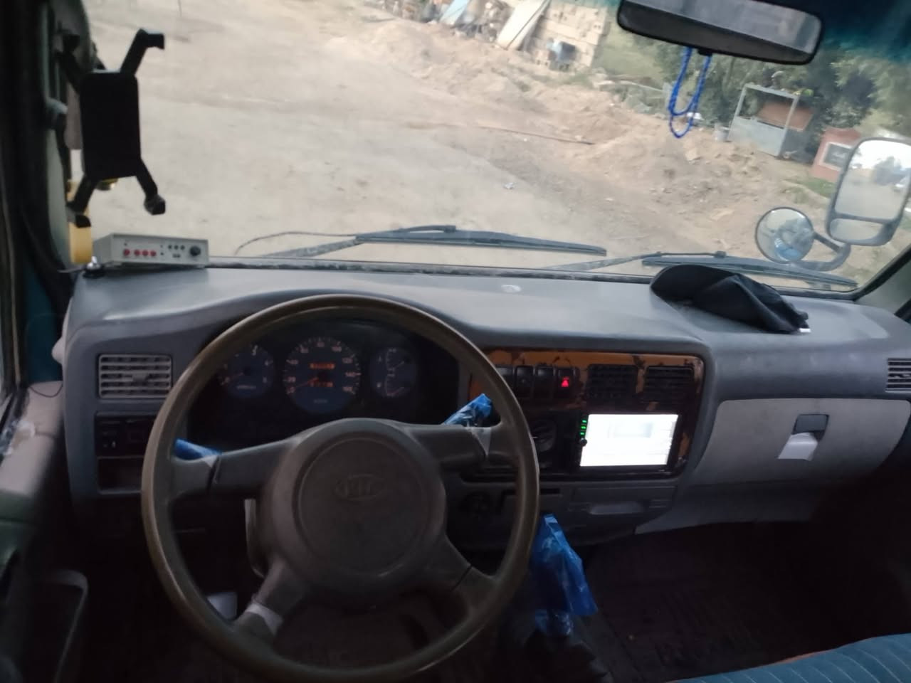 السلام عليكم كيا ام عيون سياره محرك نفض جديد السياره مثل ما واضح بالصوره السعر 77 للشراي بيها مجال مجفته جديد*********** المكان رمادي
