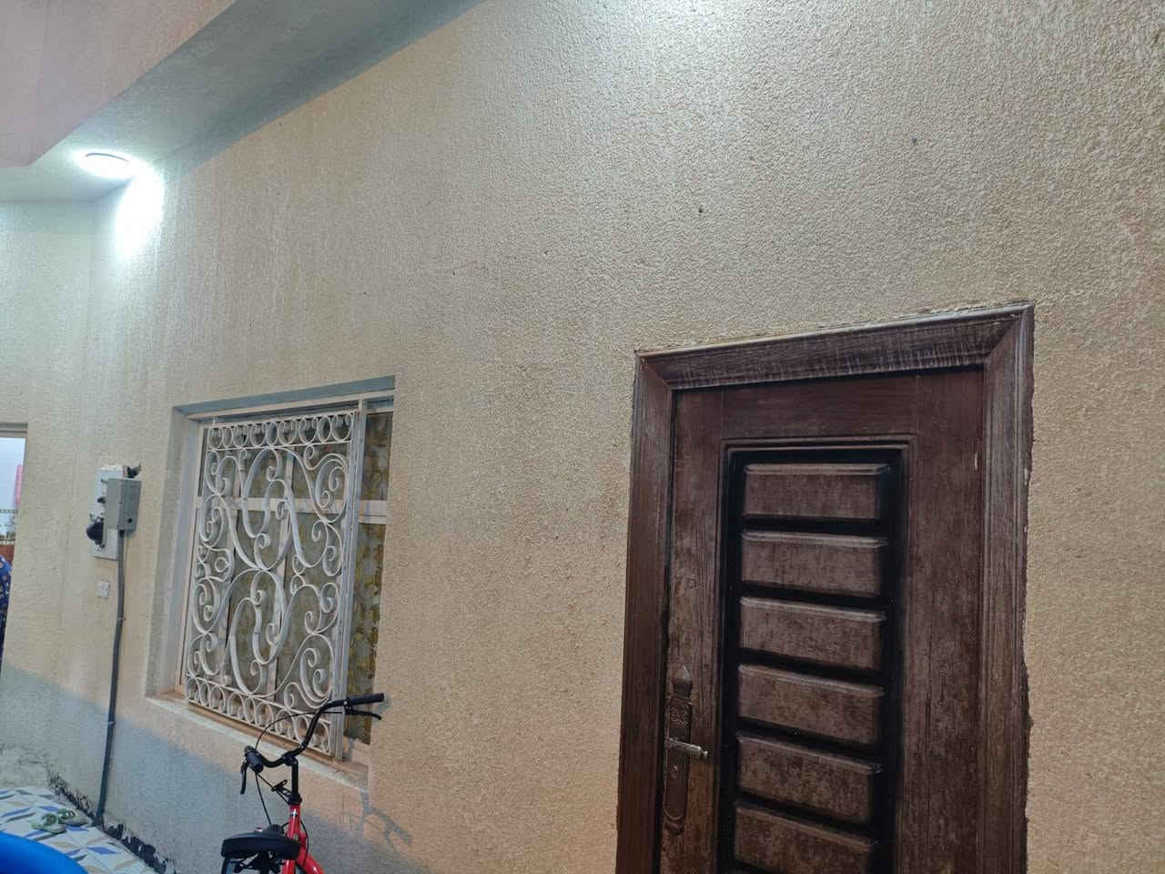 🏡 بيت للبيع — الزبير / حي الصحفيين الأولى
▪️ بيت ركن بموقع حلو ومميز
▪️ المساحة: 250 متر
▪️ أرض بلدية
▪️ مرفوع بيه معاملة تمليك على قرار 320 وواصلة للتثمين
🔹 تفاصيل البيت:
3 غرف نوم
صالة
مطبخ
استقبال
صحيات داخلية وخارجية
غرفة فوق البيت
✅ البيت جاهز من كل شيء
✅ خدمات المنطقة متوفرة بالكامل:
كهرباء دفن — ماء — مجاري — تبليط وكافة الخدمات موجودة
📍 العنوان: الزبير / حي الصحفيين الأولى
📞 للاستفسار والاتصال: ***********
