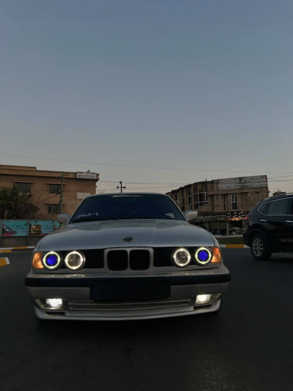 سەرەتا بەنوای خوای گەورە BMW مۆدێل ١٩٩١ ئاڕم پلاستیک ئاڕم و ئەوەلیات بەشەرت ٥٢٠ گێڕ عادی دوجام کارەبایی تەبرید سارد و گەرم بەشەرت لە جێوە ئیشی پێ بکە سەیارەکە تازە کورە کراوە یەک جەمپی پێشەوە لای سەکنی هەیە تەقەو ڕەقە هەموو گیانی بەشەرت
***********
***********
