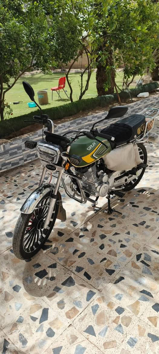 السلام عليكم
 دراجه ايراني للبيع 
محرك 150 cc
لون الدراجه زيتوني 
ماشيه 850 
دراجه زيرو 
للاتصال ***********
