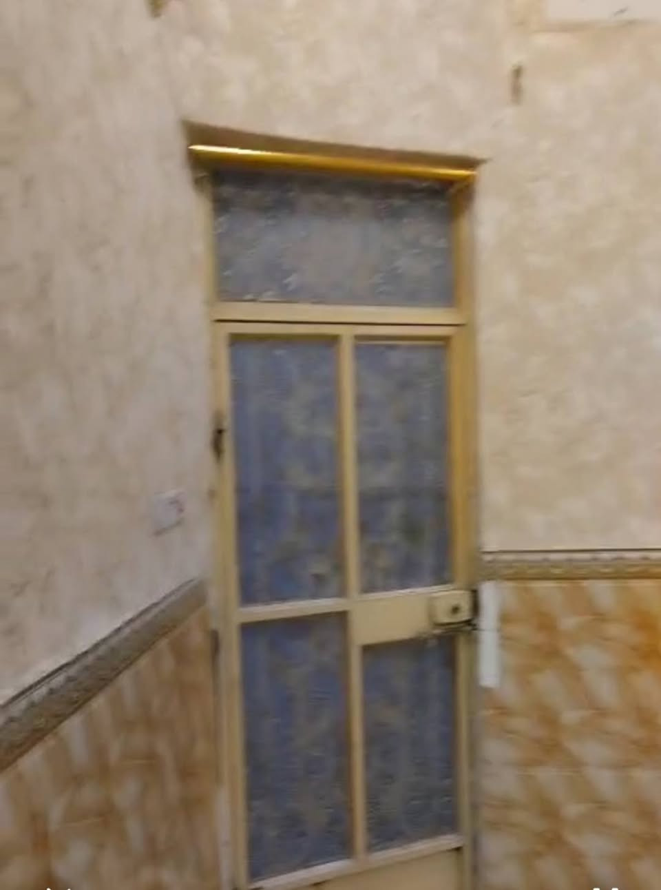 بيت للايجار في التنومة كردلان شارع ابو طالب مقابل مدارس الجوشن ١٠٠متر غرفتين واستقبال وباقي المشتملات طابق واحد قريب على الخدمات وواصل التبليط للباب للتواصل ***********وتساب البصرة, العراق
