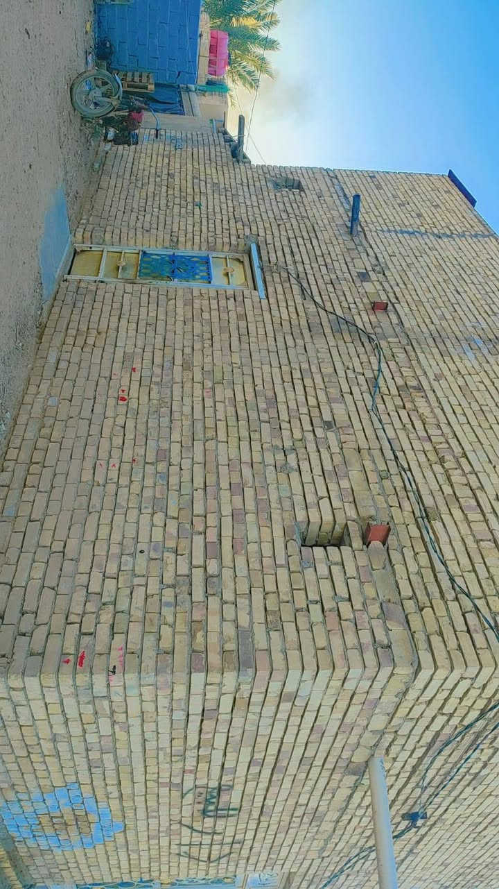 سلام عليكم بيت للبيع بنأء طابوك سكف عكاده مساحته 180 بي غرفتين نوم وصاله مطبخ صحيات داخليه منطقه  حي العسكري ويه حديقه ***********
***********
