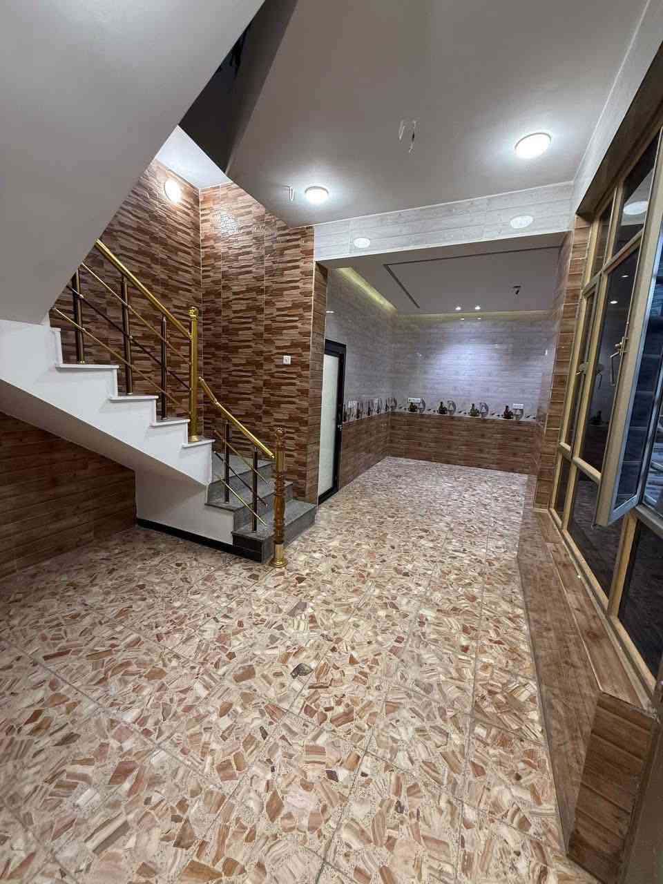 ⸻

🏠 مشتمل ركن للبيع – حي البنوك موقع مميز نافذ للأسواق الميثاق 

📍 الموقع: خلف مطعم هوم جكن
📐 المساحة:
 • المسجل: 63 م²
 • الواقع حال: 68 م²

🏗 بناء حديث

📏 الأبعاد:
 • الواجهة: 11.5 م
 • النزال: 5.80 م

🔹 تفاصيل العقار:

الطابق الأرضي:
 • مدخلين للبيت
 • مدخل استقبال مستقل
 • مدخل خاص للمطبخ
 • مطبخ
 • منور
 • حمام كبير

الطابق الأول:
 • غرفة نوم + حمام
 • غرفة قياس 4×4 مع خدمات

الطابق الثاني:
 • بيتونة كبيرة تصلح مخزن
 • سطحين واسعين (أمامي وخلفي)

✨ المشتمل ركن، موقع مميز، مناسب للسكن أو الاستثمار.

📞 للتواصل:
مكتب الصادق للعقار – البنوك
☎️ ***********
