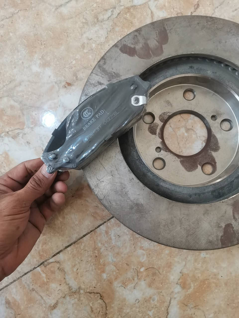 السلام عليكم
فلنجه جديده ما مستخدمه ودسكات وياها  مال جهه وحده
نوع السياره جيلي امكراند c8
سعرهن ٤٠
مكاني بغداد المدائن
***********
