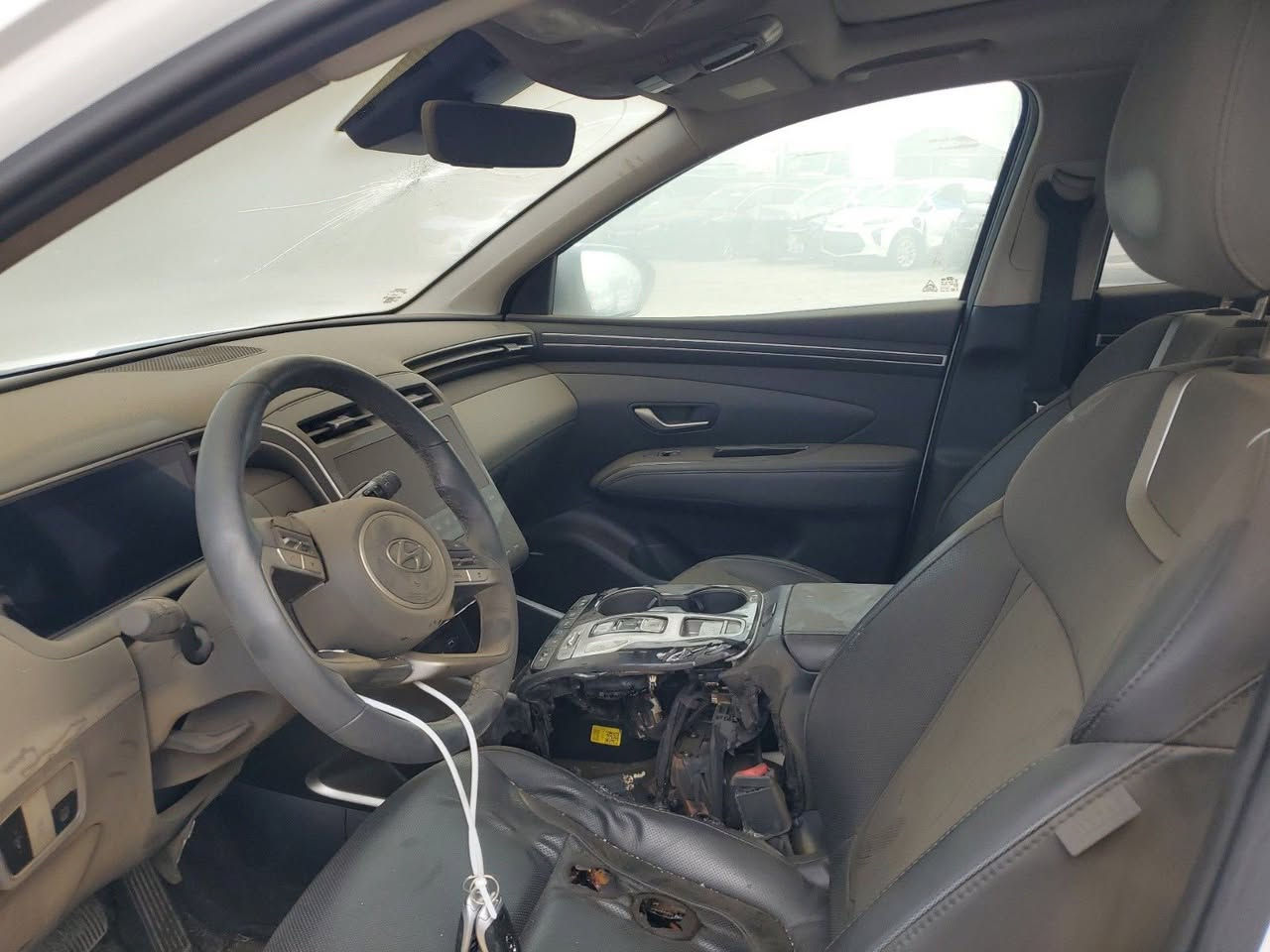 السلام عليكم للبيع هيونداي توسان هايبرد فول اعلى مواصفات السيارة الموديل2023 رقم بغداد الجديد محرك 1600 توربو هايبرد 
فول 1/1
جزء من مواصفات السيارة 
بانوراما 
شاحن وايرلس
بصمه تشغيل و ابواب 
الكراسي جلد 
 وتبريد و تدفئة
 والخلفية تدفئة 
كرسي السايق خزن ميموري 
كامرات ٣٦٠ درجة و تشتغل الكامرة الجانبية وية الاشارة
رادار امامي 
حساسات
اوتو ستوب 
هاند بريك بصمة و اوتو هولد  
صندوق كهرباء 
تحكم ستيرن جهتين 
ستيرن تدفئة 
النقطة العمياء بالمرايا الجانبية
السيارة ماشية 47 الف ميل قابل للزيادة 
السعر 205 بالمنشور لليريد يشوف صور الحادث
للاتصال ***********
